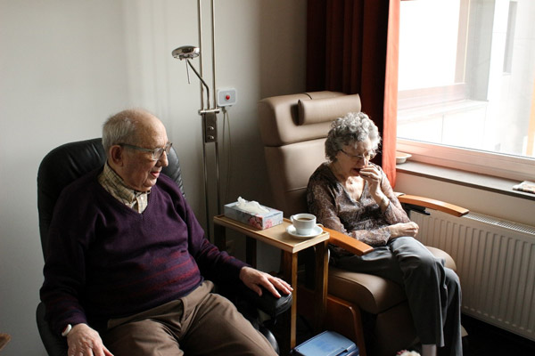 couple-of-elderly-sit-down