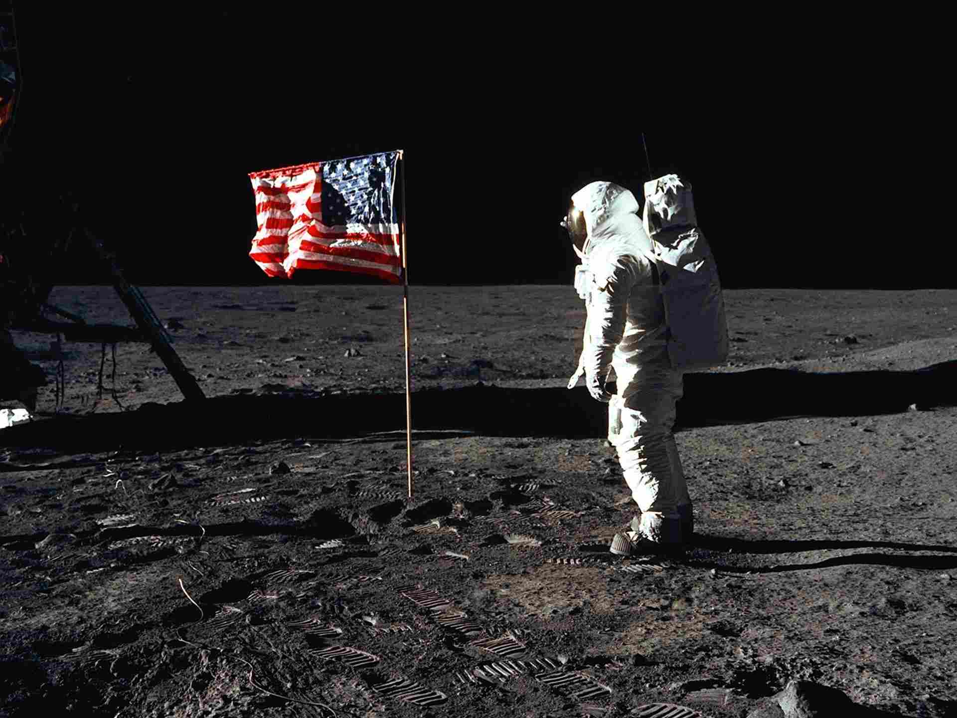 A flight to Mars Moon landing